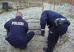 Polizeibeamten stellen Habichtfangkorb sicher